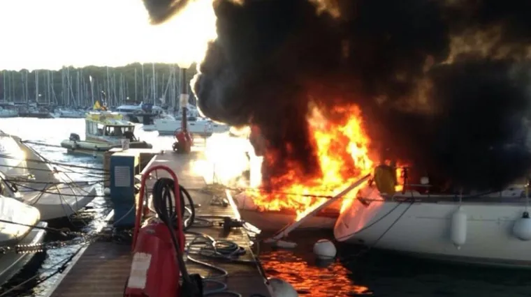 Na gliseru uz plažu u Kaštel Starom buknuo požar i u cijelosti ga uništio