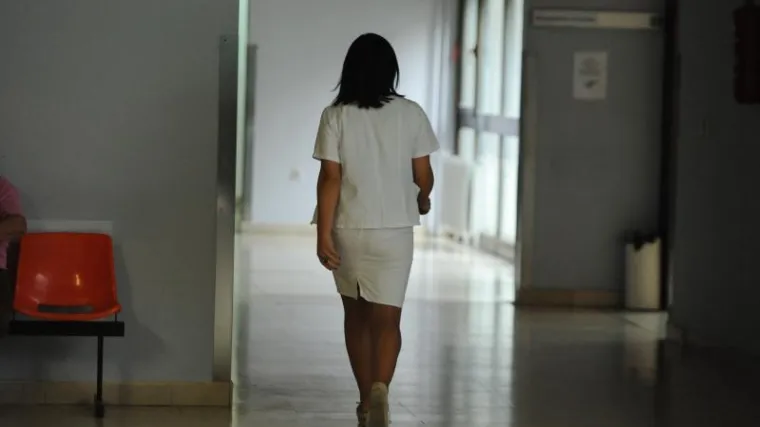 Medicinska sestra uhvaćena u klinču s ljubavnikom koji je glumio pacijenta