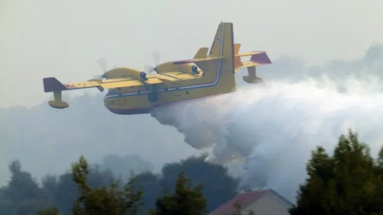 Požar se brzo &scaron;iri, na terenu sve raspoložive snage, u pomoć stigla dva kanadera