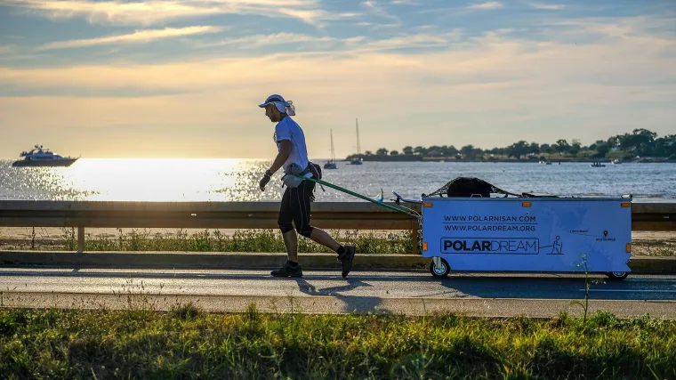 Davor Rostuhar za 35 dana pje&scaron;ačenja iz Zagreba stigao na splitsku Rivu: nakon 750 km nastavlja pje&scaron;ke do Dubrovnika