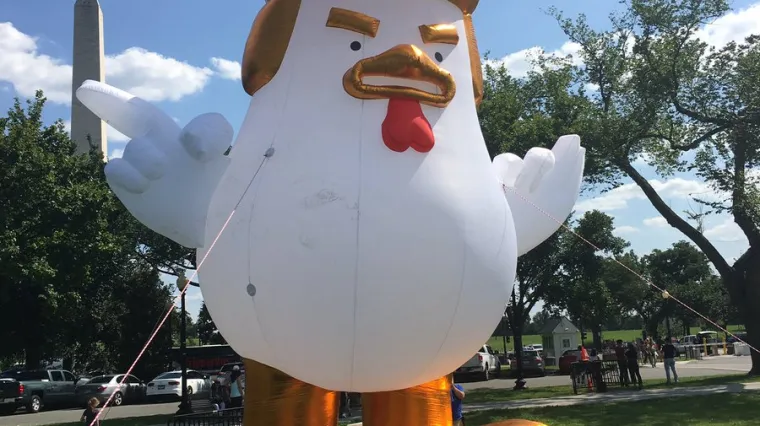 Ogroman balon koji izgleda poput Trumpa  sletio blizu Bijele kuće