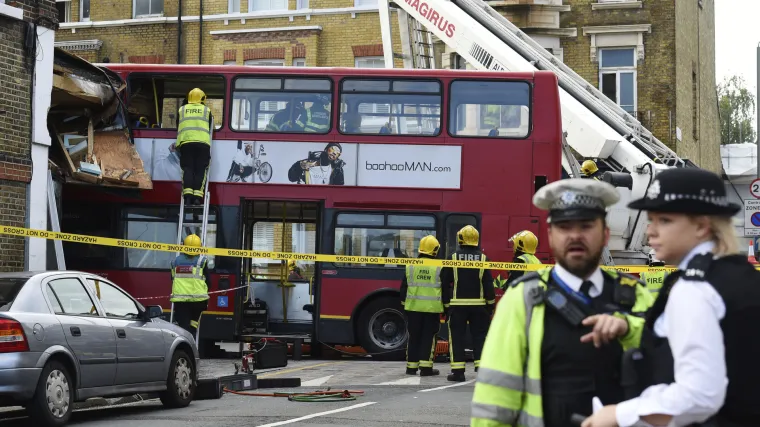 Nesreća u Londonu: autobus se zabio u izlog dućana, vi&scaron;e osoba ozlijeđeno