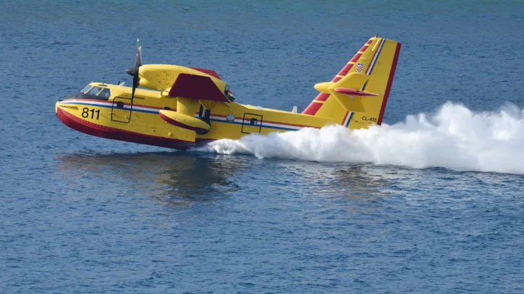 Protupožarne zračne snage upućene na ga&scaron;enje požara na Kame&scaron;nici iznad Sinja