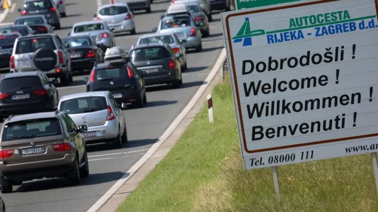 Otežano se vozi u smjeru Rijeke, u Gorskom kotaru morki i skliski kolnici