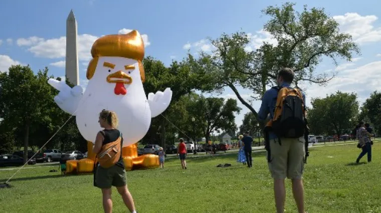 Pred Bijelom kućom osvanula divovska koko&scaron; koja podsjeća na Donalda Trumpa