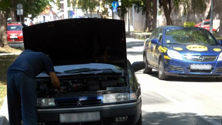 Strancima se pokvario auto u &Scaron;ibeniku, pozvali su mehaničara iz Austrije jer je to bilo jeftinije