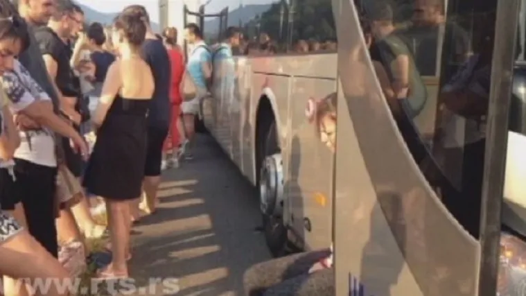 Krenuli na ljetovanje pa im se pokvario autobus: 'Satima smo noćas čekali uz cestu'