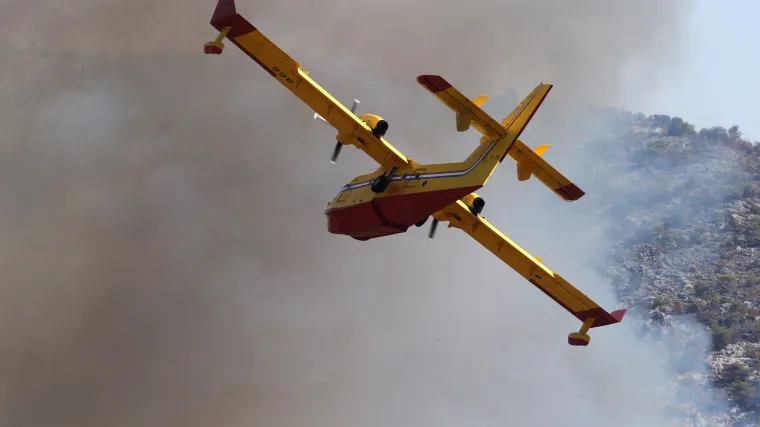Još uvijek gori na dva mjesta u Šibensko-kninskoj županiji: kanaderi i helikopteri gase požar