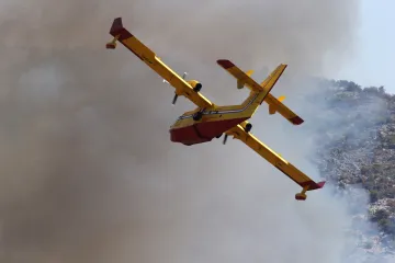 Još uvijek gori na dva mjesta u Šibensko-kninskoj županiji: kanaderi i helikopteri gase požar