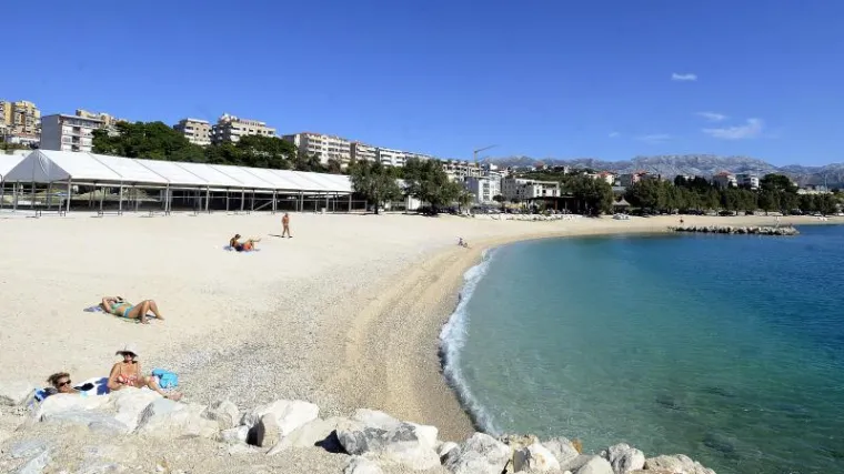 Apsurd na Žnjanu: ilegalni kafići Gradu duguju bogatstvo, a dug nekih kafića popeo se na  233.000 kuna