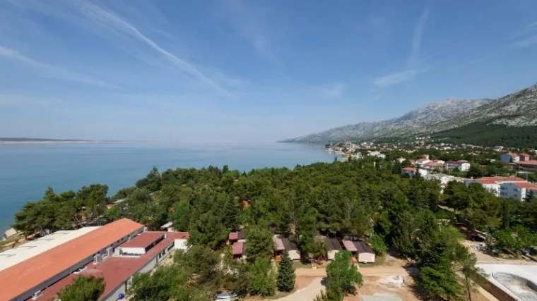 Slovenski turisti doživili pravu dramu: izbacili su ih iz smještaja, napali sjekirom i željeznim šipkama