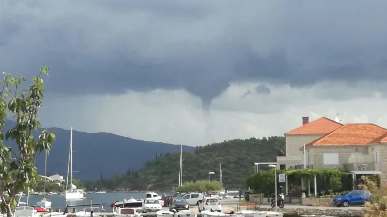 Pogledajte kako je pijavica 'napala' Orebić te krenula prema Mljetu