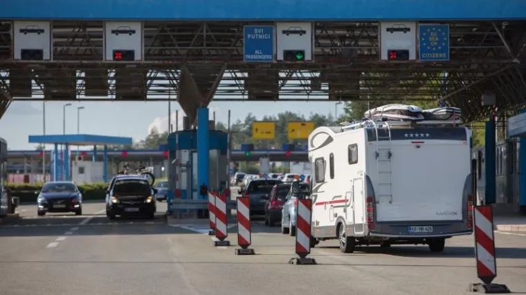 Uporni kamiondžija policajcu je gurao 100 eura mita u džep nakon &scaron;to ovaj nije htio uzeti 50: nije dobro zavr&scaron;io
