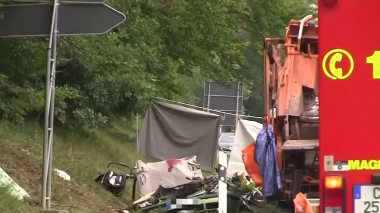 U sudaru s kamionom poginula peteročlana obitelj