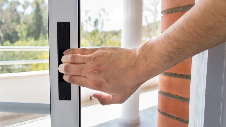 Četverogodi&scaron;nji mudrac zaključao je majku i prijateljicu na balkonu pa zaspao snom pravednika