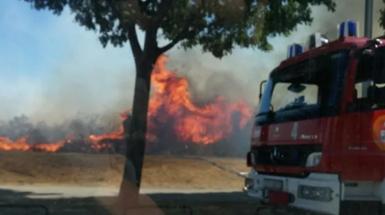 Planulo u centru Splita, vatra se približila kućama i autima