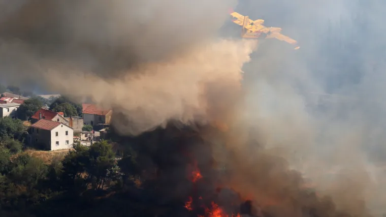 Požar u blizni Une&scaron;ića zaprijetio kućama: 'Vatra se zbog vjetra brzo &scaron;iri, u pomoć stigla dva kanadera'
