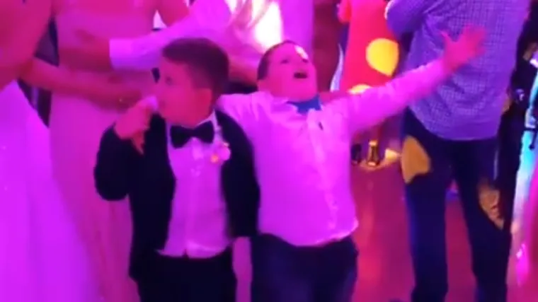 Ono kad te pogodi pjesma u svatovima: maleni Slavonac u zanosu odu&scaron;evio ljude i postao hit na internetu