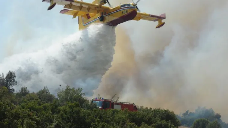 Požar prijeti Obrovcu: gusti dim nadvio se nad krajem, na terenu vatrogasci i kanaderi, prekinut i promet na državnoj cesti