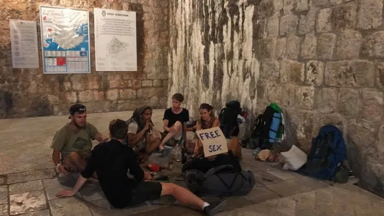 Nulta stopa po&scaron;tovanja: turisti u Dubrovniku zasjeli na pod, izvadili alkohol i nudili besplatan seks