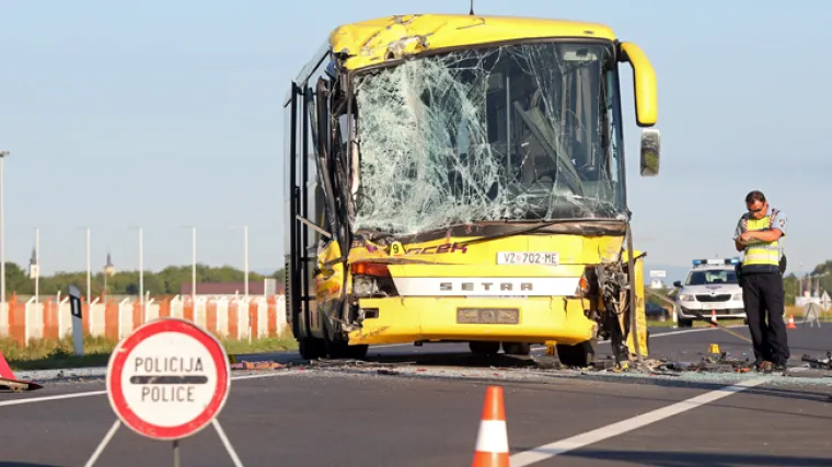 Sudarila se dva automobila i dva autobusa, ozlijeđeno najmanje 13 osoba