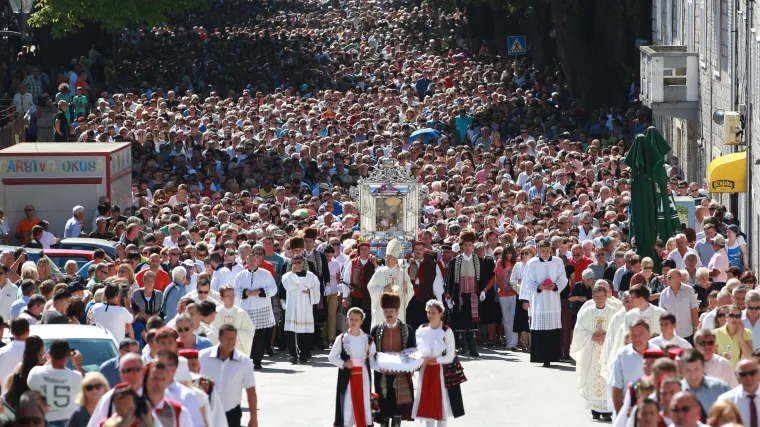 U procesiji u Sinju sudjeluje vi&scaron;e desetaka tisuća vjernika