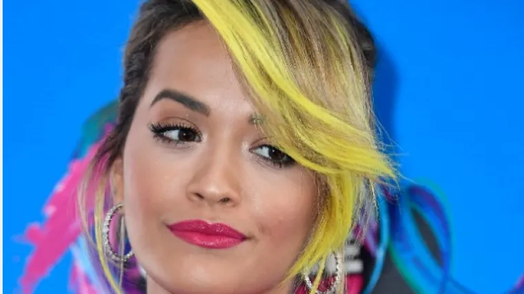 Rita Ora ima zanimljive nokte s licima slavnih osoba, a pokazala ih je na svojem Instagram profilu