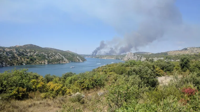 Požar kod Zatona se &scaron;iri, novi buknuo kod Rogoznice