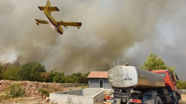 Požar kod Zatona se pro&scaron;irio i razdvojio, požari&scaron;te obi&scaron;ao ministar Krstičević