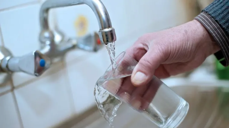 Najavljeno je da će je pustiti u 15, no u sustav voda stiže oko 19:30 sati