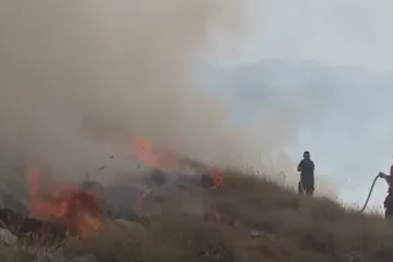 Vatra se približila Njegoševu mauzoleju, u pomoć stigla i vojska
