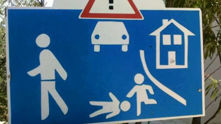 Ovaj se znak upozorenja već godinama nalazi na Hvaru, nitko ne zna &scaron;to znači: korisnici dru&scaron;tvenih mreža nude različita urnebesna obja&scaron;njenja