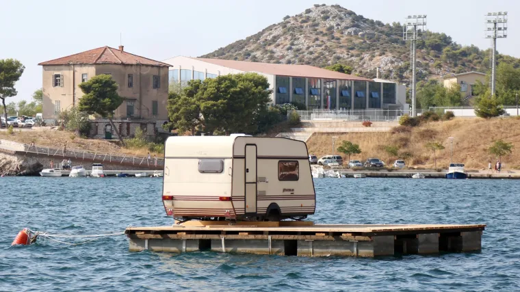 Kad je vruće nisi svoj: umjesto na kopnu, kamp kućica u &Scaron;ibeniku svoje je mjesto na&scaron;la u moru