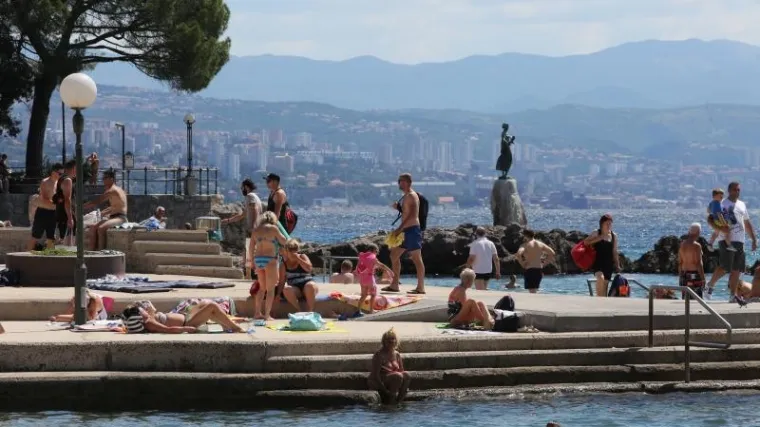 Na plaži je bio gol, ali negira da je onanirao. A policajca je bacio u more misleći da je 'drogeraš'