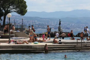 Na plaži je bio gol, ali negira da je onanirao. A policajca je bacio u more misleći da je 'drogeraš'