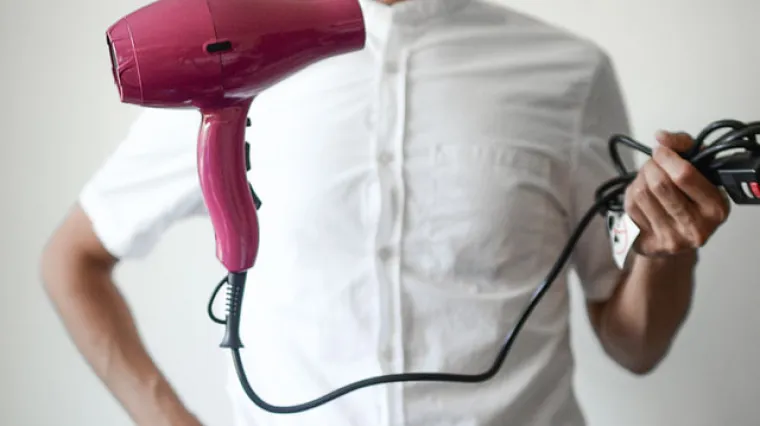 Ovo nam je iznenađenje: Sušenje kose sušilom za kosu bolje je od prirodnog sušenja, ali treba pripaziti na neke stvari