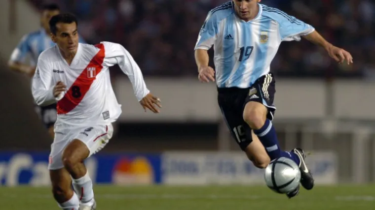Na dana&scaron;nji dan 2005. Messi je debitirao za Argentinu. U manje od dvije minute zaradio je isključenje