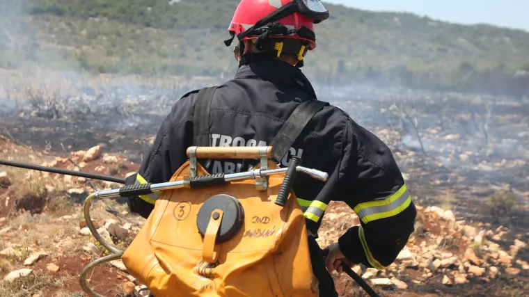Heroji dobili vrijedan dar: Udruga Cro Unum vatrogascima donirala 130 naprtnjača