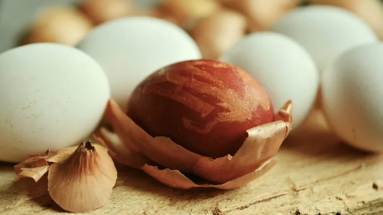 Bojanje jaja lukom - oživite tradiciju na&scaron;ih starih