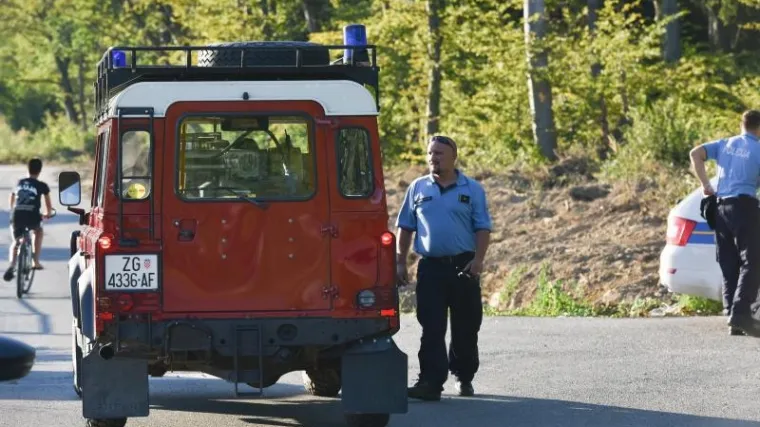 Jedan vatrogasac ozlijeđen, odjekuju eksplozije iz nekada&scaron;njeg vojnog skladi&scaron;ta, na terenu i policija