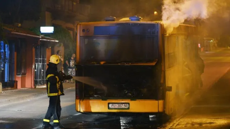 Svi su putnici evakuirani, nema ozlijeđenih, ulica zatvorena za promet