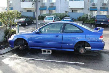 ONO KAD PARKIRAŠ U KRIVOM KVARTU: Kad su se vratili po svoje limene ljubimce, shvatili su kakvu su kobnu grešku napravili