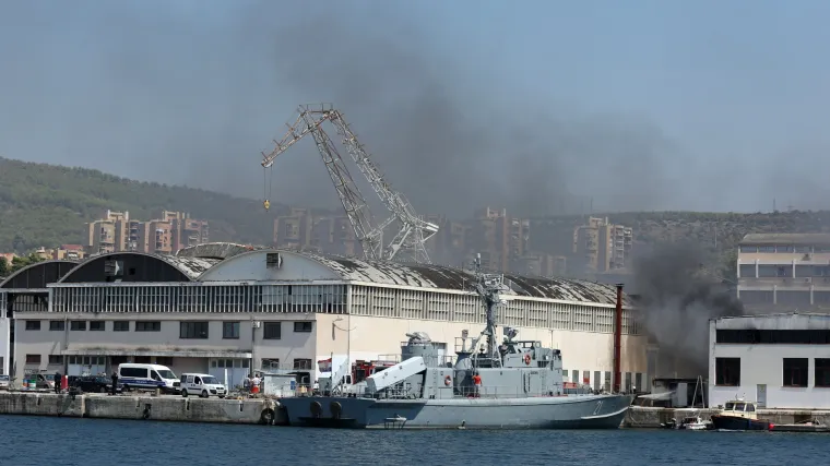 Požar u skladi&scaron;tu remonta NCP-a u &Scaron;ibeniku: na teren iza&scaron;li vatrogasci