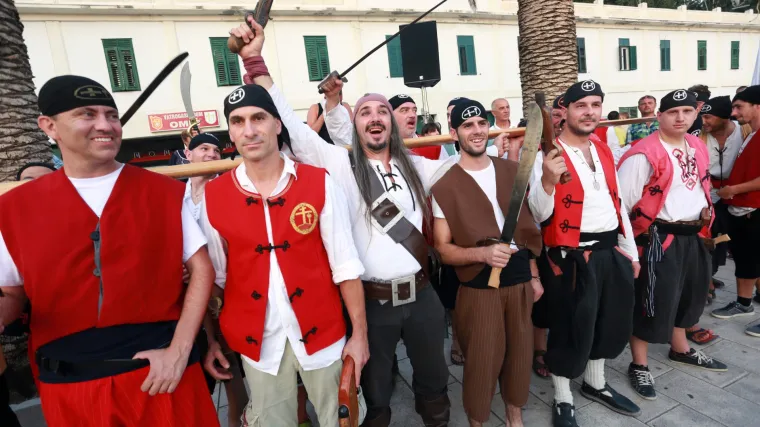 Rekonstrukcija bitke iz 13. stoljeća: Gusari su sinoć u Omi&scaron;u ponovno potukli Mlečane