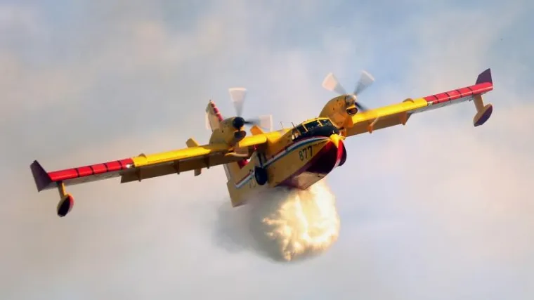 Osam protupožarnih aviona i helikoptera gasilo požar kod Kistanja