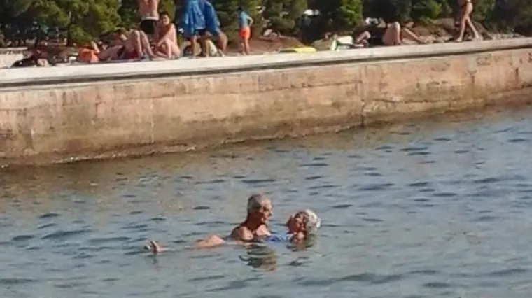 'Ona jedva stoji, on je nosi u vodu, drži je i &scaron;apuće...'