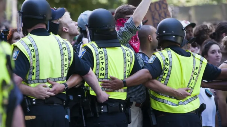 Sukobila se policija i prosvjednici protiv rasista i desničara