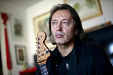 Legendarni domaći roker postaje otac u 62. godini, na putu je kćerkica