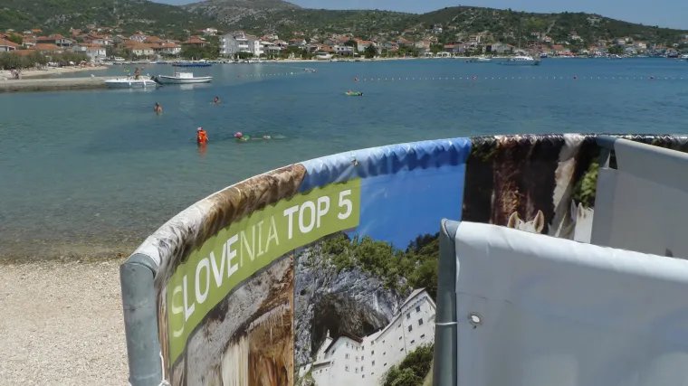 Poljak snimao žene koje su se nakon kupanja presvlačile u svlačionicama na plaži u Brelima