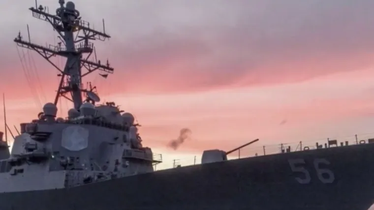 Deset mornara nestalo, petorica ozlijeđena u sudaru američkog ratnog broda i tankera blizu Singapura